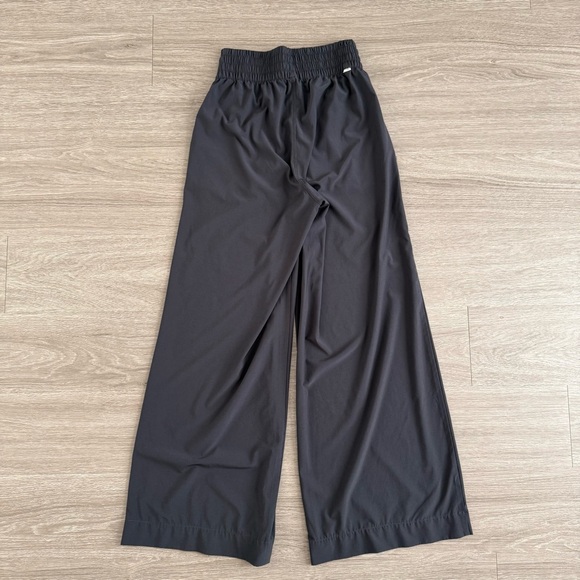 Vuori Wide Leg Villa Pant Black XS, 28” inseam - Picture 8 of 8